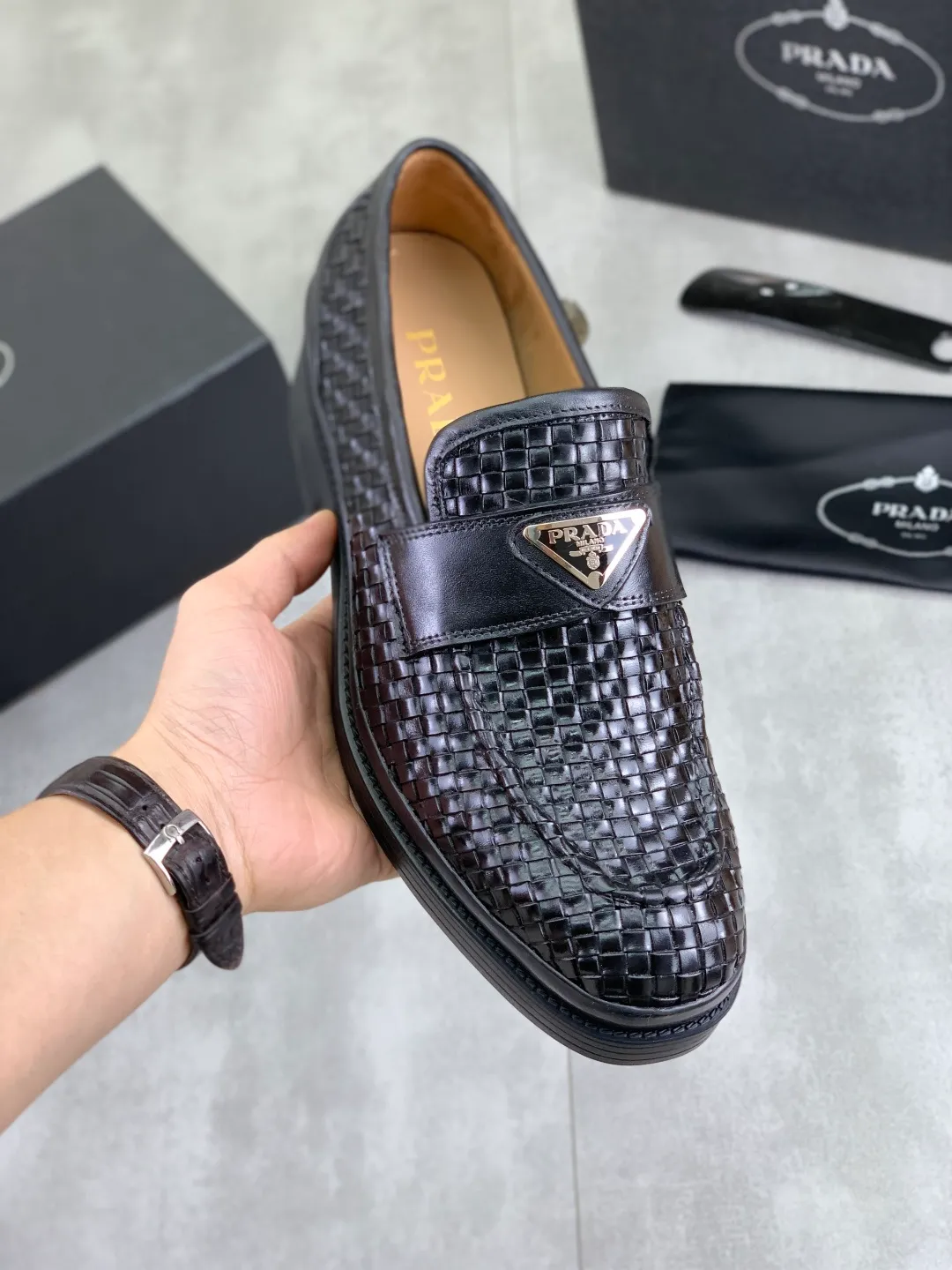 Men's shoes 💰P600 New PRADA Prada's new spring casual leather shoes. Original purchase, development and production. Prada men's classic series. Technological breathable fabrics with cowhide. Casual sports shoes. Casual sports dad shoes combine high-tech breathable materials and cowhide. P's exclusive button decoration on the side. The outsole is full of P italic design and bright colors to show vitality and continue the brand design inspiration. Stroll around the city lightly and feel free and comfortable. Delivered in exquisite packaging 🛍📦 ▪️Fabric: original customized calfskin with breathable material ▪️Inner lining: cowhide lining ➕cowhide feet ▪️Outsole: open-molded TPU rubber material ▪️Sole thickness: 3.5CM ▪️Size: Men's 38-45 black, brown color available